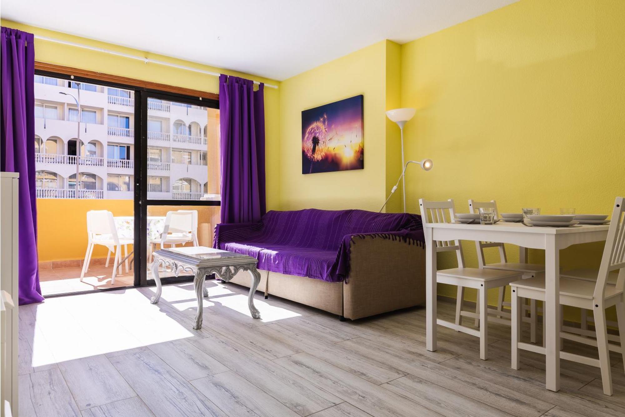 Apartment Dandelion / Roquemar